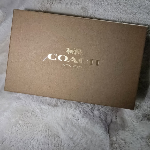 NIB Coach Wristlet w 2 charms - Picture 6 of 7